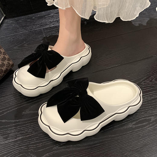 蝴蝶结拖鞋，轻盈温婉，贴近女性内心的柔软感。柔软舒适的鞋底，让您仿佛漫步在沙滩上，时尚百搭，无论是室内还是室外都适用。让美丽伴随您的每一步。 商品图3
