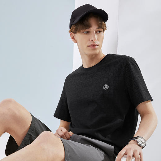 柒牌男士t恤短袖夏季薄款时尚休闲满身字母印花黑色圆领上衣	124T71600 商品图1