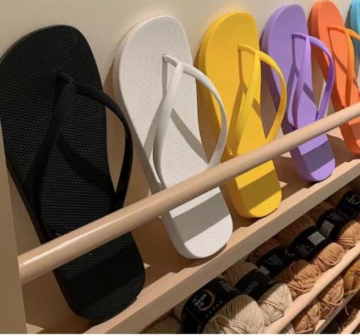 时尚沙滩女款外穿人字拖2双，简单百搭。上脚又软又舒服，超轻盈，一点都不笨重~~ 商品图1