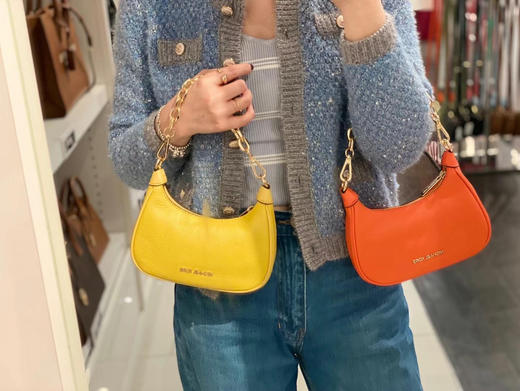 ¥980🇺🇸直邮，MK新款mini Cora豌豆包，纯色款链条腋下包，搭配皮质肩带 商品图6