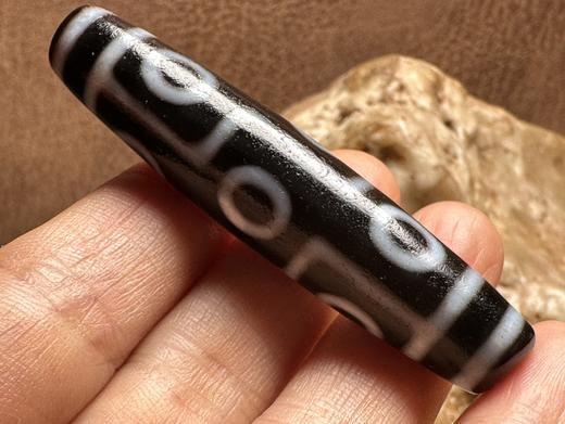 D477143 极品九眼天珠 为天珠最上品。一物一图，有快有！56*12.5MM，可免费编绳 特价：1180 商品图7