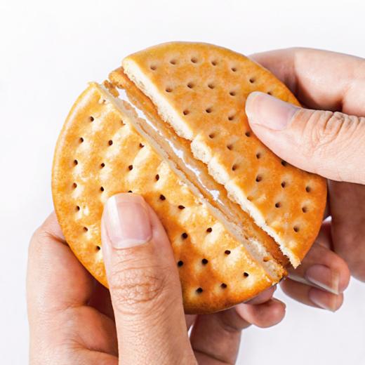 【加班熬夜常备！奶香浓郁草原鲜乳大饼老式牛乳饼干】清脆香浓，松脆香甜，麦香四溢，浓浓奶香，可可诱人，健康饱腹，网红休闲零食学生早餐健康 商品图3