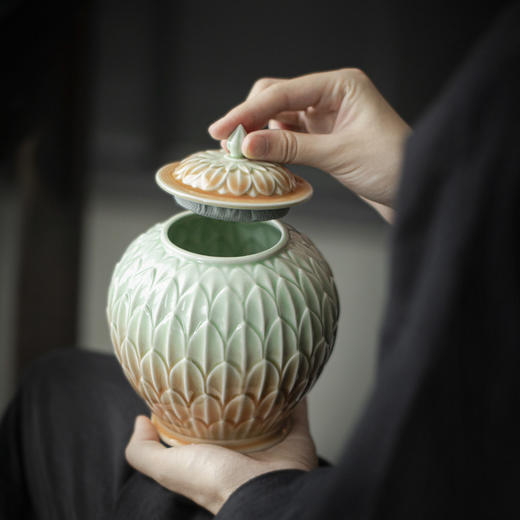 【日用百货】-宜室茶话 青瓷浮雕陶瓷茶叶罐 商品图1