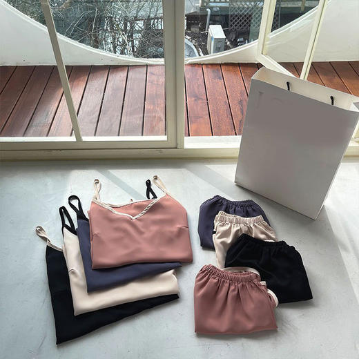 【凉爽透气亲肤不变形】春夏女士宽松V领缎面吊带套装，个性撞色舒适家居服韩版睡衣，持久耐穿不起褶sh 商品图1