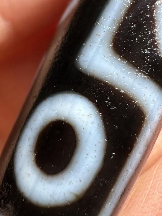 D477143 极品九眼天珠 为天珠最上品。一物一图，有快有！56*12.5MM，可免费编绳 特价：1180 商品图4