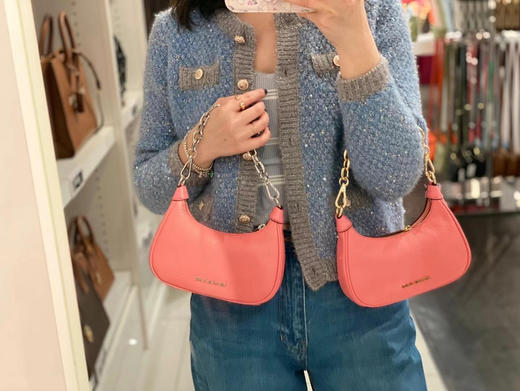 ¥980🇺🇸直邮，MK新款mini Cora豌豆包，纯色款链条腋下包，搭配皮质肩带 商品图5