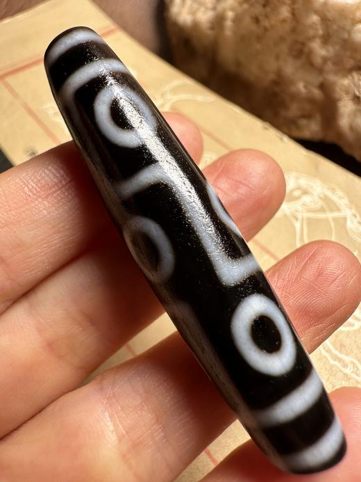 D477143 极品九眼天珠 为天珠最上品。一物一图，有快有！56*12.5MM，可免费编绳 特价：1180 商品图1