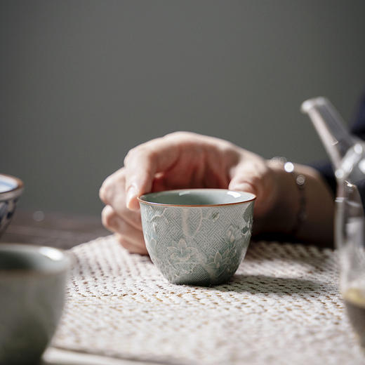 【日用百货】-宜室茶话 拟古青瓷玉兰雕刻主人杯 商品图2
