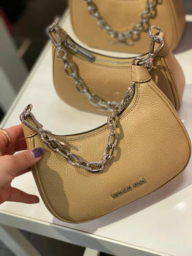 ¥980🇺🇸直邮，MK新款mini Cora豌豆包，纯色款链条腋下包，搭配皮质肩带