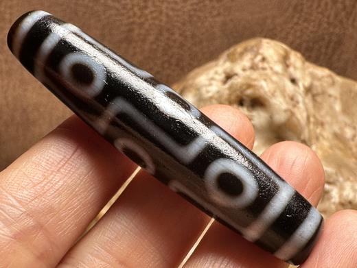 D477143 极品九眼天珠 为天珠最上品。一物一图，有快有！56*12.5MM，可免费编绳 特价：1180 商品图2