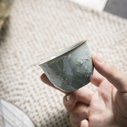 【日用百货】-宜室茶话 拟古青瓷玉兰雕刻主人杯 商品图3