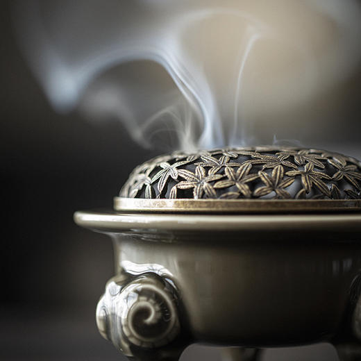 【日用百货】-越窑梅子青瓷三足香炉带铜盖 商品图3