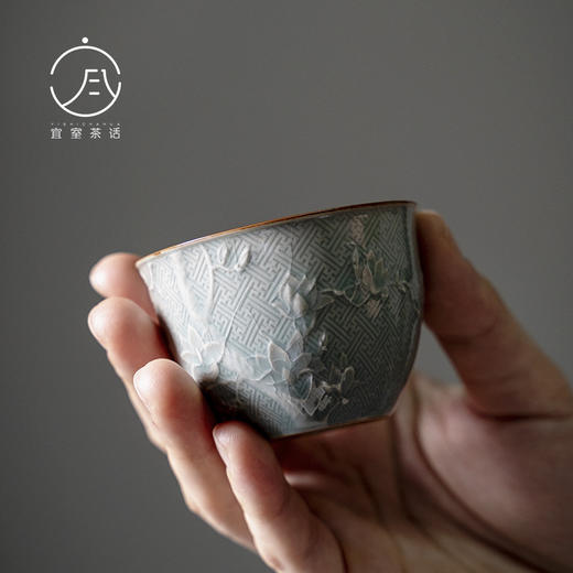 【日用百货】-宜室茶话 拟古青瓷玉兰雕刻主人杯 商品图0