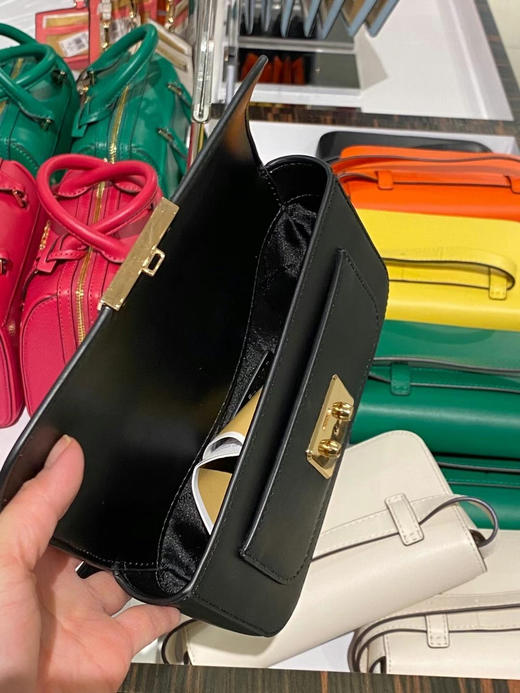 限时折扣850￥🇺🇸直邮，MK新款小邮差多功能包，可做胸包，腰包，单肩斜挎都可 商品图1