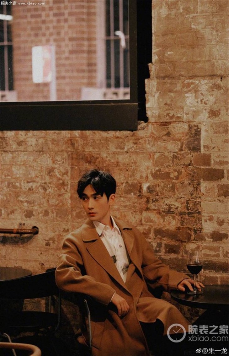 《镇魂》爆红朱一龙现身巴塞尔萧邦展厅