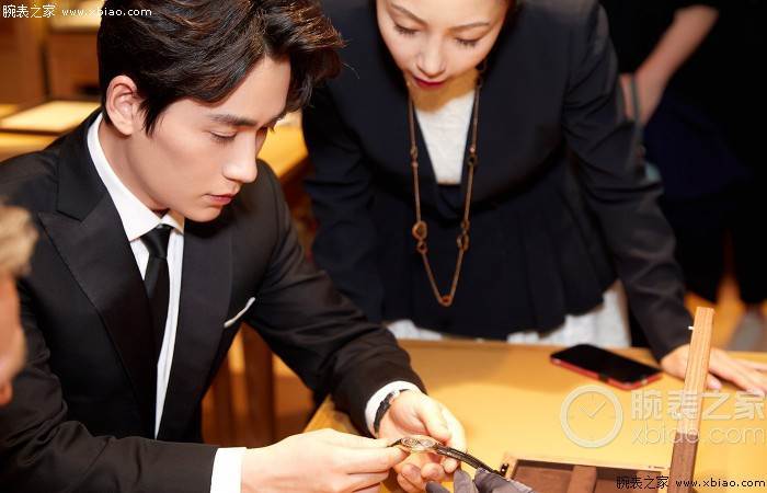 《镇魂》爆红朱一龙现身巴塞尔萧邦展厅