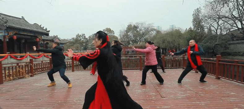 睡前这样趴10分钟，等于跑步1小时！经络疏通了，皮肤也变好了