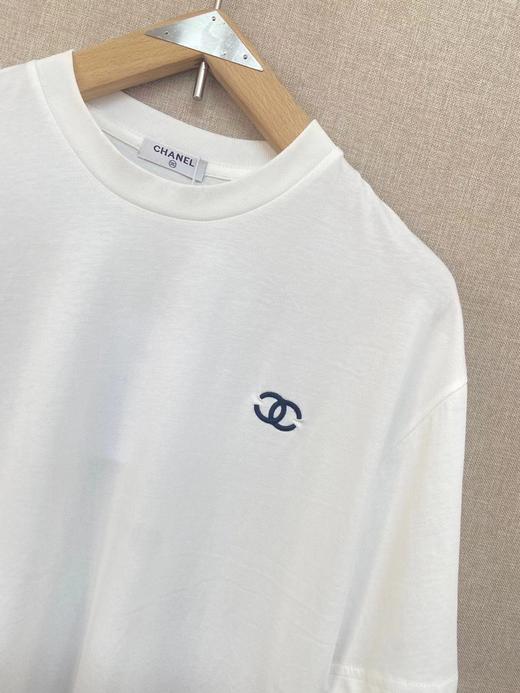 热衷于穿基础款白T的每一天 不仅百搭 时髦可塑性也强，国外zg发售 Chanel白色双C刺绣T恤 情侣同款！ 商品图2