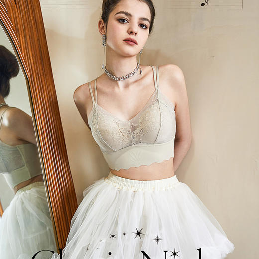 短款蕾丝V领吊带，美背加持，让你性感迷人；大U设计，随心所欲，自由穿搭；无钢圈乳胶胸，贴合舒适，呵护你的肌肤；聚拢收副乳，轻松挑战各种场合！ 商品图3