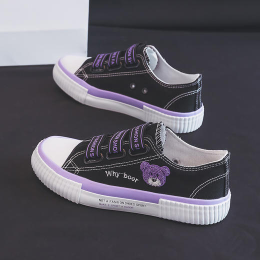 【松紧带小熊帆布鞋女】新款学生百搭懒人板鞋，小众设计低帮休闲鞋，舒适贴合脚型，轻松穿搭，时尚百搭，适合各种场合穿着，让你走在潮流前沿！ 商品图4