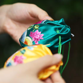 *自营*手作刺绣香囊含1内胆 | 刺绣荷花福寿多款夏季花色颜色可选。