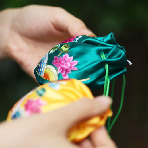 手作刺绣香囊含1内胆 | 刺绣荷花福寿多款夏季花色颜色可选。 商品图0