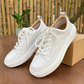 建议选大一码【穿上就不想脱】 Gentle souls小白鞋4CM厚底，超轻便，简约百搭，轻松hold住各种风格！舒适度满分，走再多的路也不累