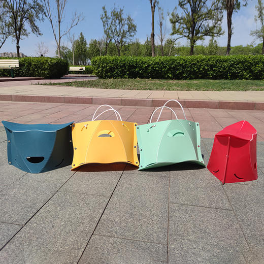 【多功能塑料折叠小板凳！】充满魔力的塑料折叠小板凳，用品质保证为你铺就通向梦想的路径。轻巧便携，无论是户外露营还是家中客厅的陪伴，都十分得心应手！ 商品图3