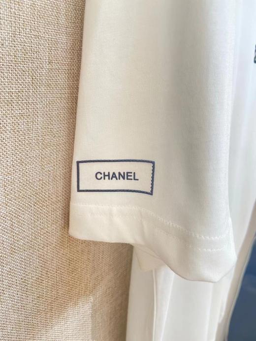 热衷于穿基础款白T的每一天 不仅百搭 时髦可塑性也强，国外zg发售 Chanel白色双C刺绣T恤 情侣同款！ 商品图3