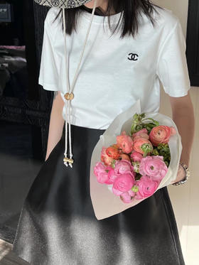 热衷于穿基础款白T的每一天 不仅百搭 时髦可塑性也强，国外zg发售 Chanel白色双C刺绣T恤 情侣同款！