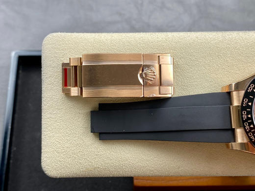 CLEAN厂/C厂劳力士116518  热门的 玫瑰金迪通拿进口18k金刻度陶瓷圈口余文乐胶带迪通拿 本次116518特点 1: 购买两只同款水泥灰迪通拿开模 一只拆散抄数，另外一只备用 商品图8