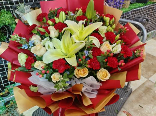 红色百合花束（拼团） 商品图1