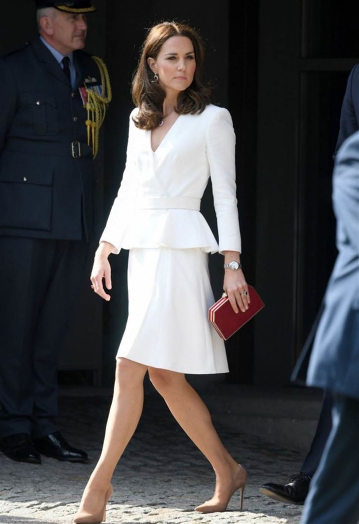 “勤俭持家”的小姐姐-凯特王妃佩戴卡地亚蓝气球