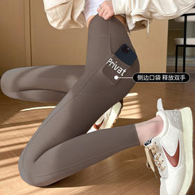 口袋鲨鱼皮打底裤女，采用鲨鱼皮材质，具有出色的透气性和吸汗性，让您在运动中保持干爽舒适。高腰设计能够有效收腹提臀，让您的身材更加完美。