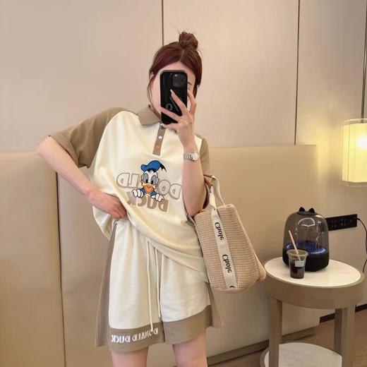 夏季新款polo领短袖短裤时尚套装女，唐老鸭撞色设计，显瘦穿搭两件套。轻盈舒适的面料，透气性好，穿着舒适不紧绷。简约时尚的设计风格，让你在夏日时尚出行。 商品图1