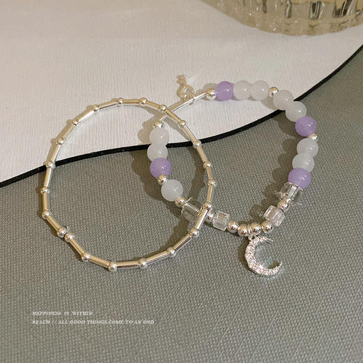 不是每个女孩的手链都能如此令人近乎着迷。水冰月串珠手链，如同上架的新星，散发着别样的光芒，仿佛永远灵动、美好。 商品图2