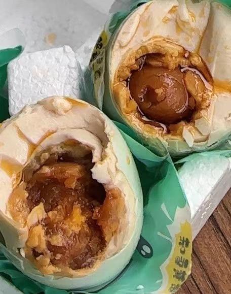 有着蟹香味儿的海鸭蛋🥚大蛋70g以上一个，鲜美度堪比蟹黄😋一戳就爆油的满口留香【大国品牌涠洲船说海鸭蛋】广西北海正宗烤海鸭蛋 咸淡适中 烤鸭蛋 商品图3