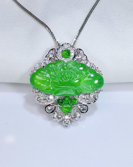 402002 18k金翡翠宝相花吊坠 木纳高冰种阳绿色，尺寸：整体：27.1×23.5x9.15mm，裸石：23.2x11.3x2.3mm，金重：5.93克，钻：0.063克拉。 超值价：33180， 商品图4