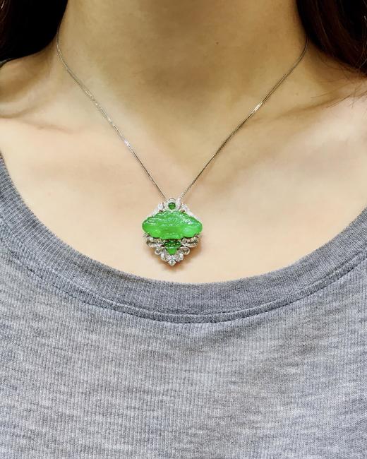 402002 18k金翡翠宝相花吊坠 木纳高冰种阳绿色，尺寸：整体：27.1×23.5x9.15mm，裸石：23.2x11.3x2.3mm，金重：5.93克，钻：0.063克拉。 超值价：33180， 商品图8