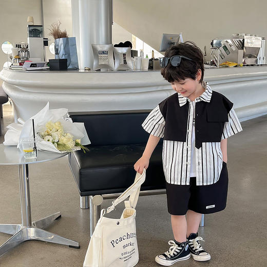 【假两件衬衫套装炸街单品】儿童套装2023童酷夏季韩版洋气男童两件套，翻领设计修饰颈部线条，拼片设计增加时尚感，可盐可酷条纹拼片宝宝衬衫短裤潮sh 商品图3