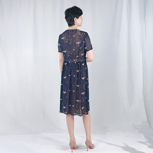 圣三利女装 新款花朵刺绣蕾丝中长款收腰散摆连衣裙SL2027109 商品图3