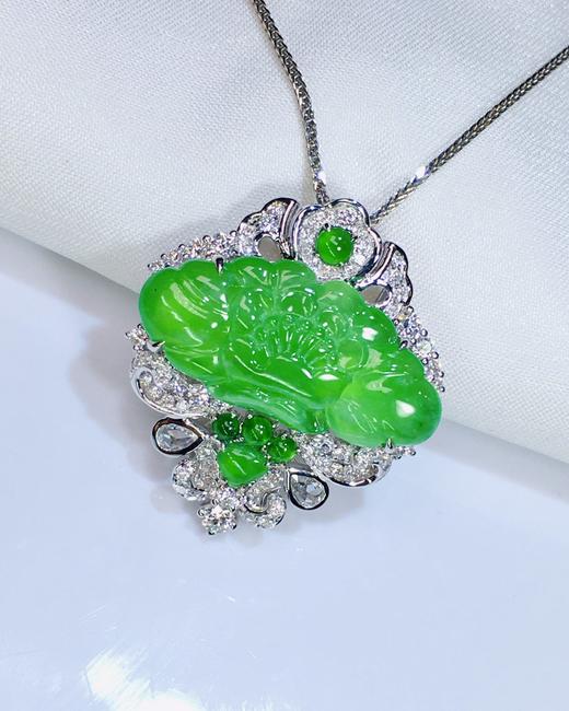 402002 18k金翡翠宝相花吊坠 木纳高冰种阳绿色，尺寸：整体：27.1×23.5x9.15mm，裸石：23.2x11.3x2.3mm，金重：5.93克，钻：0.063克拉。 超值价：33180， 商品图1