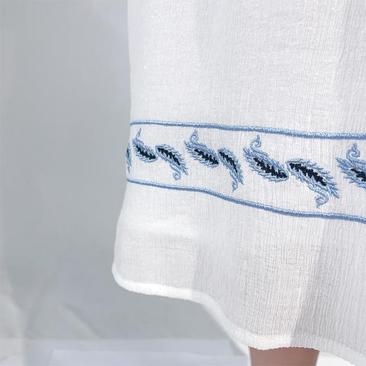 圣三利女装新春夏季中长款V领刺绣连衣裙SL2017227 商品图6