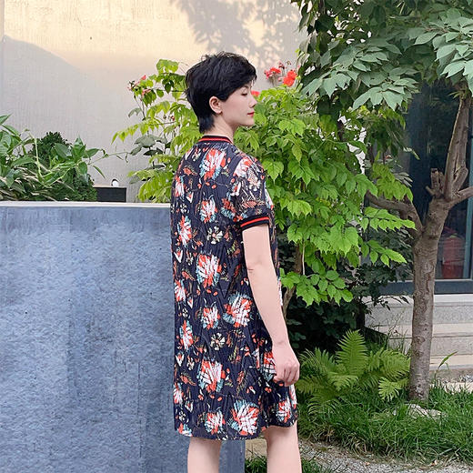 圣三利女装 新款时尚休闲镂空罗纹领印花中长款花色运动休闲连衣裙SL2027212 商品图3