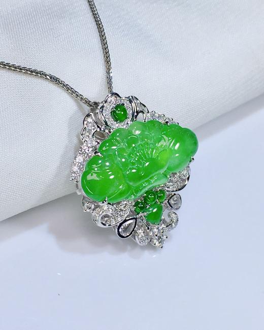 402002 18k金翡翠宝相花吊坠 木纳高冰种阳绿色，尺寸：整体：27.1×23.5x9.15mm，裸石：23.2x11.3x2.3mm，金重：5.93克，钻：0.063克拉。 超值价：33180， 商品图3