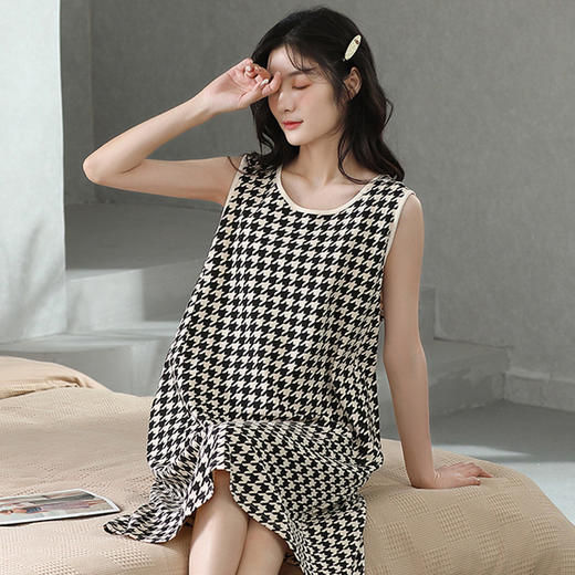 夏日清凉，胸垫睡裙给您全新的体验，卡通纯棉，柔软舒适，让您轻松入眠，无袖设计，让您自由自在地活动， 中长款连衣裙，不仅睡觉好看，家居也时尚，赶快来选购吧！ 商品图4