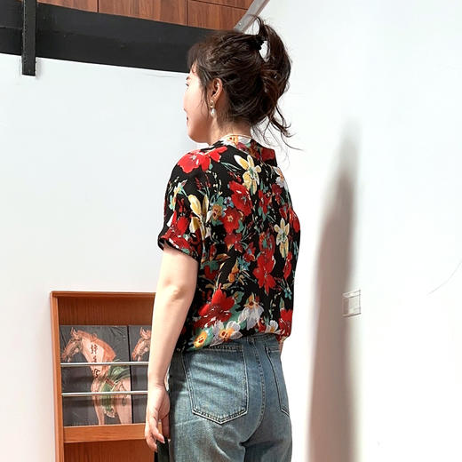 圣三利女装 新款V领100%桑蚕丝褶皱国风印花上衣小衫SL2022149 商品图1