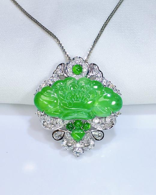 402002 18k金翡翠宝相花吊坠 木纳高冰种阳绿色，尺寸：整体：27.1×23.5x9.15mm，裸石：23.2x11.3x2.3mm，金重：5.93克，钻：0.063克拉。 超值价：33180， 商品图0