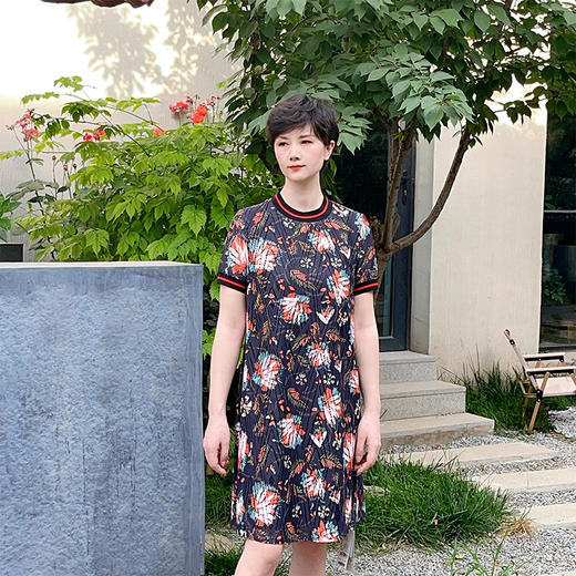 圣三利女装 新款时尚休闲镂空罗纹领印花中长款花色运动休闲连衣裙SL2027212 商品图2