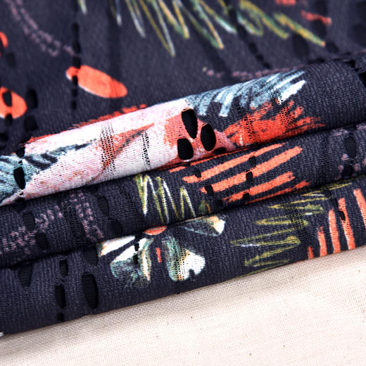 圣三利女装 新款时尚休闲镂空罗纹领印花中长款花色运动休闲连衣裙SL2027212 商品图6